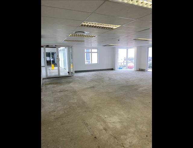 349M² OFFICE TO LET IN WATERFRONT